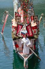 　和歌山県の串本、古座川両町を流れる古座川で営まれた「河内祭」に登場した御舟＝２３日