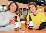 城崎温泉街の老舗豆腐屋が作る豆乳を副原料にした〝クラフトビール〟「城崎とうふクラフト」。「満足する出来」と喜ぶ長谷川さん（右）と奥村社長