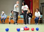 ボッチャで交流する地域住民と学生＝９月２７日、若桜町若桜の町公民館