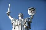　ウクライナの国章が取り付けられた祖国の母像＝６日、キーウ（ゲッティ＝共同）