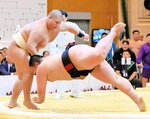 国スポ少年団体決勝・和歌山－鳥取　鳥取は二陣の加藤（左）が引き落としで退け流れを引き寄せる＝１０月、佐賀県玄海町社会体育館