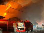 　炎と煙が上がる住宅火災現場＝１１日午前２時２１分、福井市