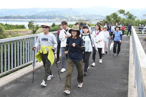 東郷池畔の風景を楽しみながら歩くウオーカー＝１３日、湯梨浜町長和田