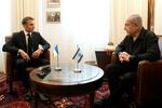 　１０月、イスラエルのネタニヤフ首相（右）と会談するフランスのマクロン大統領＝エルサレム（ロイター＝共同）