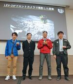 　ＪＡＸＡの月探査機「ＳＬＩＭ（スリム）」についての記者会見で、写真に納まる国中均理事（左から２人目）、坂井真一郎プロジェクトマネジャー（同３人目）ら＝２５日午後、東京都千代田区