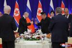 　１９日、乾杯するプーチン大統領（中央左）と北朝鮮の金正恩朝鮮労働党総書記（同右）＝平壌（朝鮮中央通信＝共同）