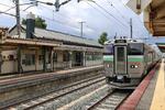 　昭和の面影を残す篠路駅と、札沼線の電化に合わせて登場した７３３系電車。この駅舎には、やはり国鉄時代の気動車の方が似合う