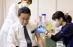 　新型コロナウイルスのワクチン接種を受ける岸田首相＝１１日午後、東京都庁（内閣広報室提供）