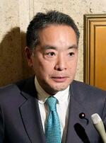 　衆院予算委の理事懇談会後、取材に応じる自民党の井上信治与党筆頭理事＝２９日午後、国会