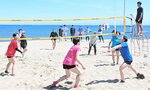 砂の上で白熱した試合を繰り広げる選手＝６日、新温泉町の浜坂県民サンビーチ