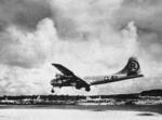 　１９４５年８月、広島に原爆投下後、北マリアナ諸島テニアン基地に戻り着陸するエノラ・ゲイ（ＡＰ＝共同）