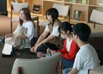　「ヒトの学校」で意見を出し合う１０代の参加者たち＝大阪市浪速区