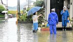 膝下まで道路が冠水し住宅にも被害が出た＝１３日午前１１時２０分、鳥取市安長