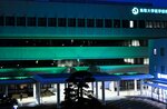 シンボルカラーの緑色にライトアップされた鳥取大医学部付属病院＝１１日、米子市西町