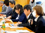 健康経営の取り組みを紹介する向井組の向井総務部長（右）＝２０日、鳥取県庁