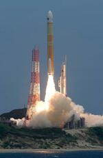 　地球観測衛星「だいち４号」を載せ、鹿児島県の種子島宇宙センターから打ち上げられるＨ３ロケット３号機＝１日午後０時６分