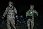 　ウクライナ東部ドネツク州バフムトで、無人機による軍事作戦を準備する兵士ら＝１２日（ゲッティ＝共同）