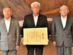 亀井副知事（左）から賞状受け取った橋本さん（中央）＝１４日、鳥取県庁