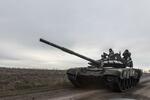 　ウクライナ東部ハリコフ州の前線付近に展開するウクライナ軍の戦車＝８日（ゲッティ＝共同）
