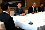 平井知事（左）に支援を要望する長戸町長（左から２人目）＝１８日、鳥取県庁