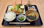 　「モロ」のフライやうどんが楽しめる「とちぎ定食」＝２０２４年２月、栃木県栃木市