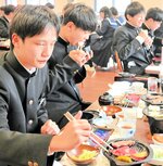 地元食材をふんだんに使ったメニューを味わう生徒＝香美町村岡区大糠の道の駅村岡ファームガーデン