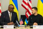 　ＮＡＴＯ本部でウクライナ防衛支援の関係国会合に出席したゼレンスキー大統領（右）とオースティン米国防長官＝１１日、ブリュッセル（ＡＰ＝共同）