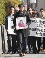 　重機暴走事故の控訴審判決で大阪高裁に向かう原告の井出努さん（手前）＝２０日午後