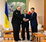 　会談前に握手する、細田衆院議長（中央）とウクライナ最高会議のステファンチュク議長（左）ら＝７日午前、議長公邸