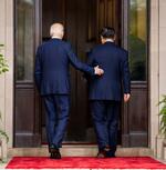 　米カリフォルニア州ウッドサイドの「ファイロリ」で中国の習近平国家主席（右）を迎えるバイデン大統領＝１５日（ニューヨーク・タイムズ紙・ＡＰ＝共同）