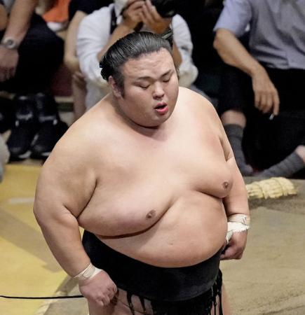 　大相撲秋場所２日目、王鵬に敗れて引き揚げる貴景勝＝９日、両国国技館