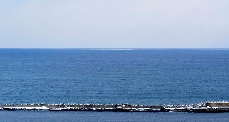 　北海道網走市沖の水平線上に浮かぶ流氷＝１５日（網走地方気象台提供）