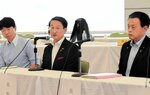 大規模災害への対応について緊急提案を行った平井知事（中央）＝２３日、松江市学園南１丁目のくにびきメッセ