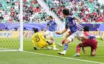 　日本―インドネシア　後半、チーム２点目のゴールを決める上田（奥）＝ドーハ（共同）