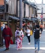 　京都市内を歩く外国人観光客ら＝１０月