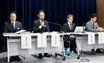 　記者会見する札幌市教委の担当者ら＝８日午前、札幌市