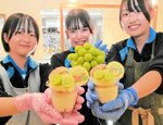 「境高パフェ」をアピールする高校生＝６日、境港市元町のボヌール洋菓子店