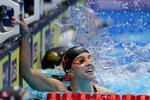　女子１００メートル背泳ぎの世界新記録を樹立し、喜ぶリーガン・スミス＝インディアナポリス（ゲッティ＝共同）