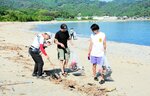 砂浜に落ちているごみを拾い集める参加者＝３日、香美町香住区の香住浜海水浴場