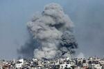 　イスラエル軍の空爆後、パレスチナ自治区ガザから立ち上る煙＝２３日、イスラエル南部から撮影（ロイター＝共同）
