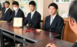 大会の成果を報告する智頭農林高の生徒ら＝２０日、鳥取県庁