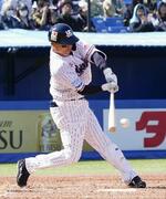 　２回、ヤクルト・中村悠が中前に適時打を放つ＝神宮