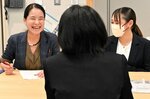 雇用条件などについて説明する企業担当者（左）＝３日、鳥取市役所