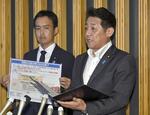 　南海トラフ地震臨時情報に伴う防災上の呼びかけが終了し、記者団に説明する松村祥史防災担当相（当時、右）＝８月１５日