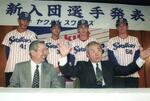 　１９９４年１２月、ヤクルトの新入団選手発表会に臨んだ稲葉篤紀さん（後列左端）。前列右は野村克也監督＝東京都港区のヤクルト本社