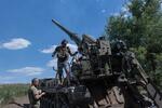 　２７日、ウクライナ東部ドネツク州で砲撃の準備をする同国軍の兵士ら（ゲッティ＝共同）