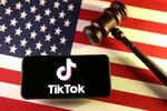 　ＴｉｋＴｏｋのロゴと米国旗＝８日（ロイター＝共同）