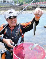 アユを釣り上げる釣り人＝１日、鳥取市用瀬町別府