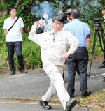 クマと遭遇し、追い払う際の手投げ式煙火の使用を実践する参加者ら＝２４日、鳥取市河原町稲常の鳥取県林業試験場