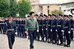 　栄誉礼を受ける木原防衛相（手前）＝２３日午前、熊本市の陸上自衛隊健軍駐屯地